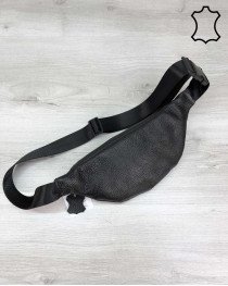 Шкіряна сумка бананка чорного кольору